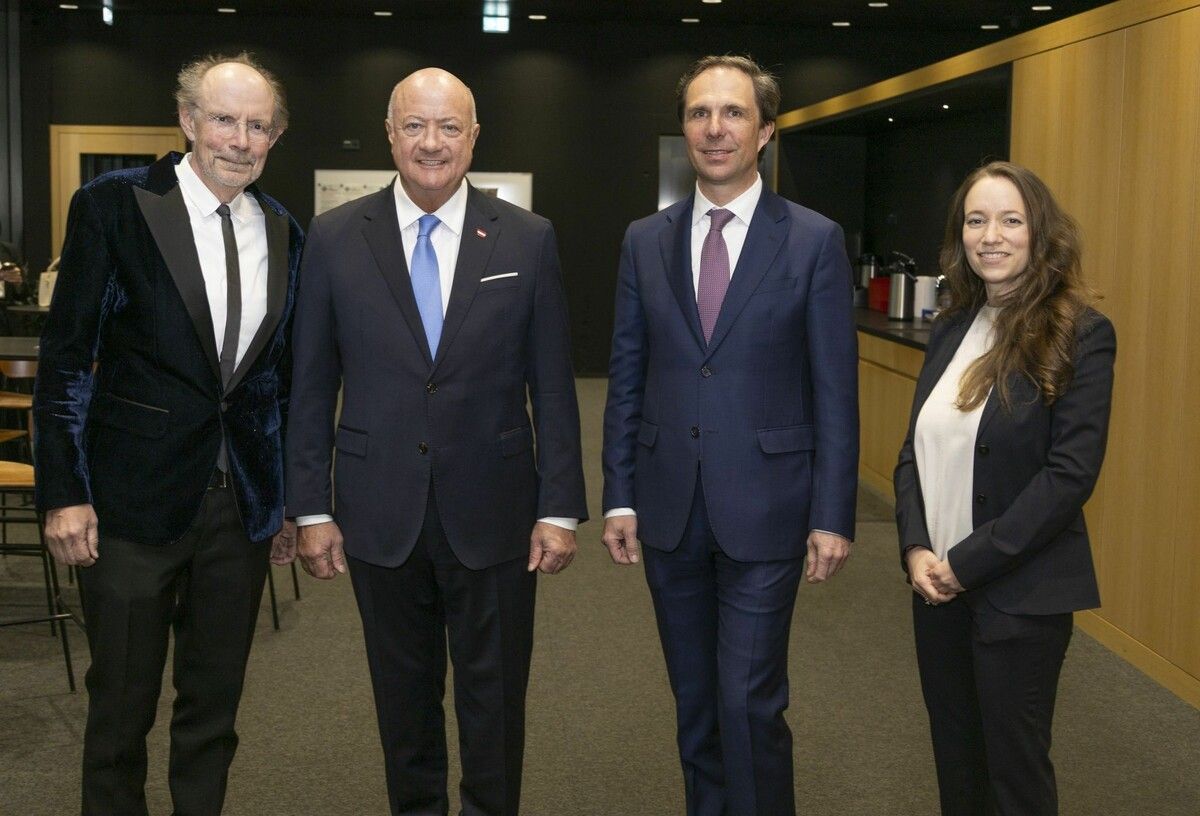 Herausgeber Eugen A. Russ, Bundeskanzler Christian Stocker, Wirtschaftspreisträger Wolfram Senger-Weiss und VN-Chefredakteurin Isabel Russ.