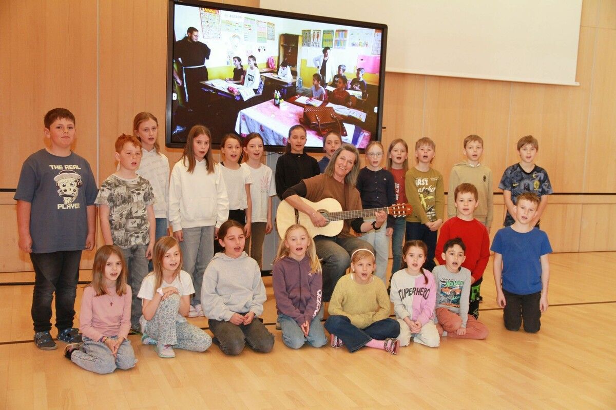 Herlinde Simma weiß die Mädchen und Buben für die Musik zu begeistern. ⇒VN/mohr (2)