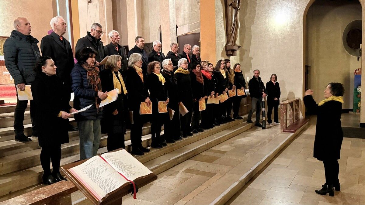 Hildegard Frei-Bertsch dirigierte den Projektchor bei der Feierstunde „Abendklänge – vom Dunkel ins Licht“.⇒sco (3)