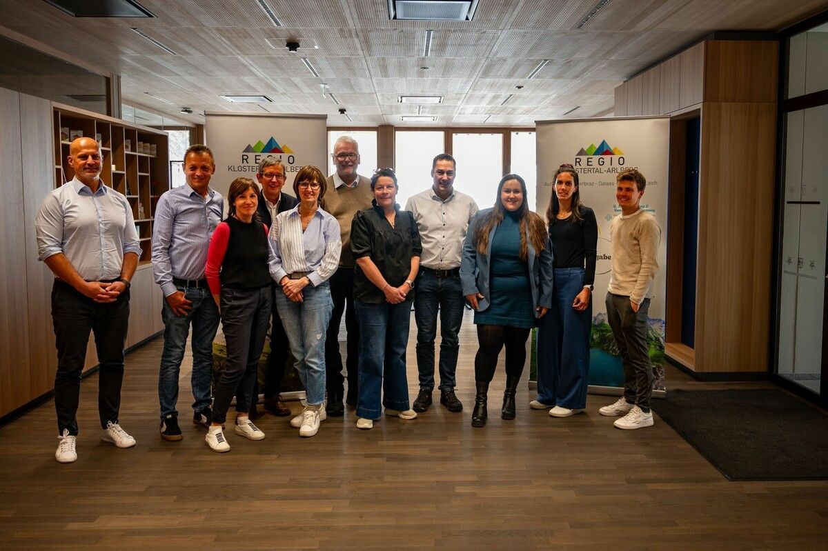 Hinten v.l.: Christian Zver, Georg Geutze, Hans-Peter Pfanner, Gerhard Lucian, Martin Burtscher, Elena Küng, Johanna Leu, Niklas Kirchler. Vorne v.l.: Birgit Werle, Natascha Arzberger, Barbara Mathies.⇒regio Klostertal-arlberg