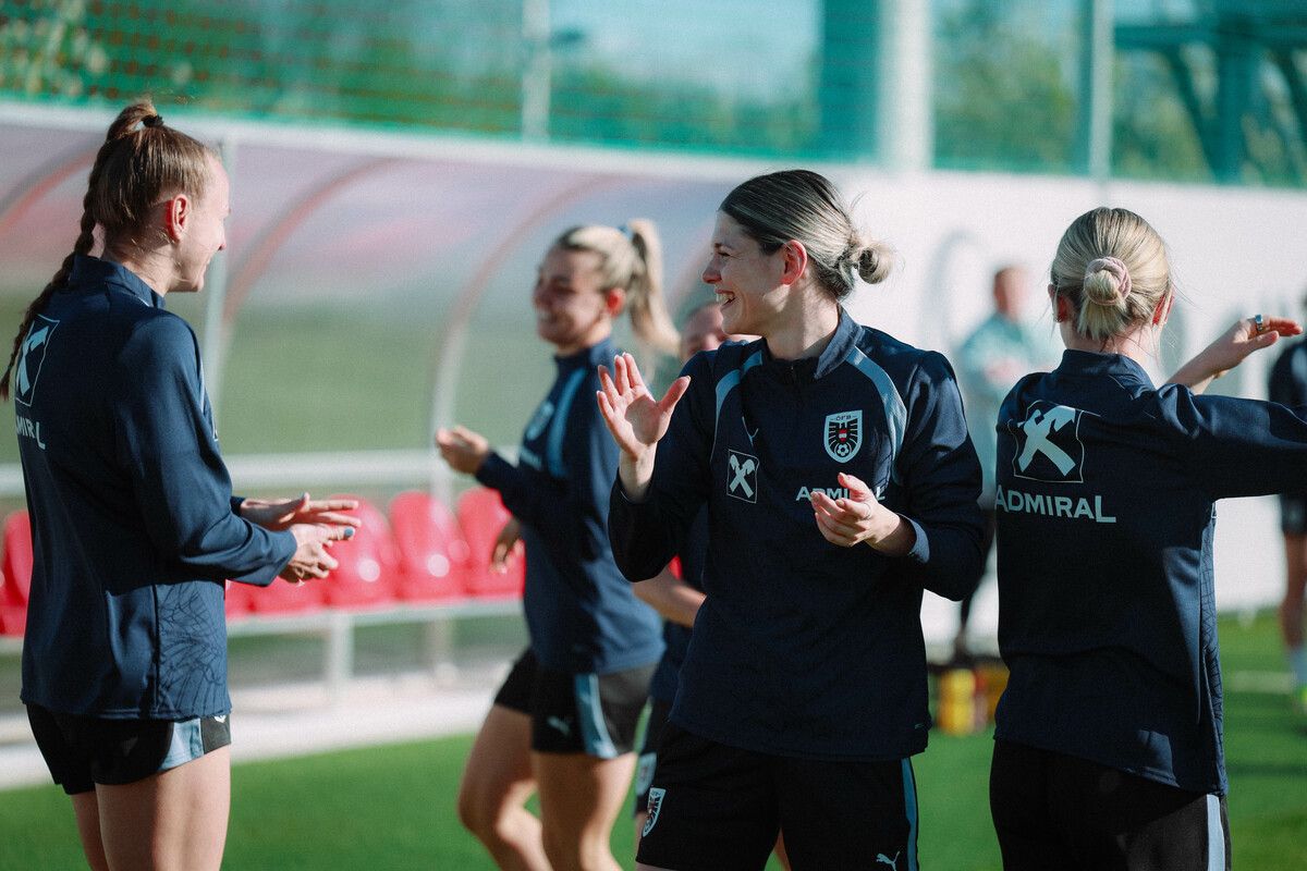 Im ersten Training lief bei Eileen Campbell und ihren Teamkolleginnen auch der „Schmäh“.⇒OEFB-Jasmin Walter