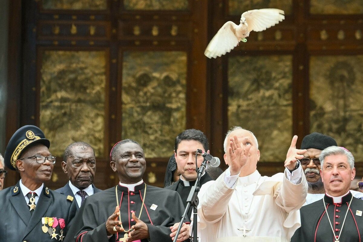 Im Rahmen seiner Afrika-Reise, die ihn unter anderem in das von Konflikten geprägte Bamenda führt, ließ Papst Leo XIV. als Zeichen des Friedens und der Hoffnung eine weiße Taube in den Himmel steigen. AFP (5)