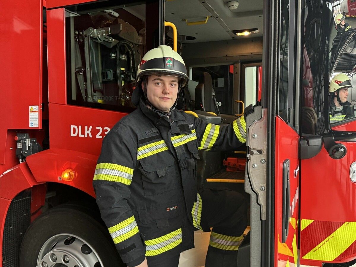 Immer einsatzbereit zeigt Kilian Mutschlechner das neueste Feuerwehrauto. ⇒dos (4)