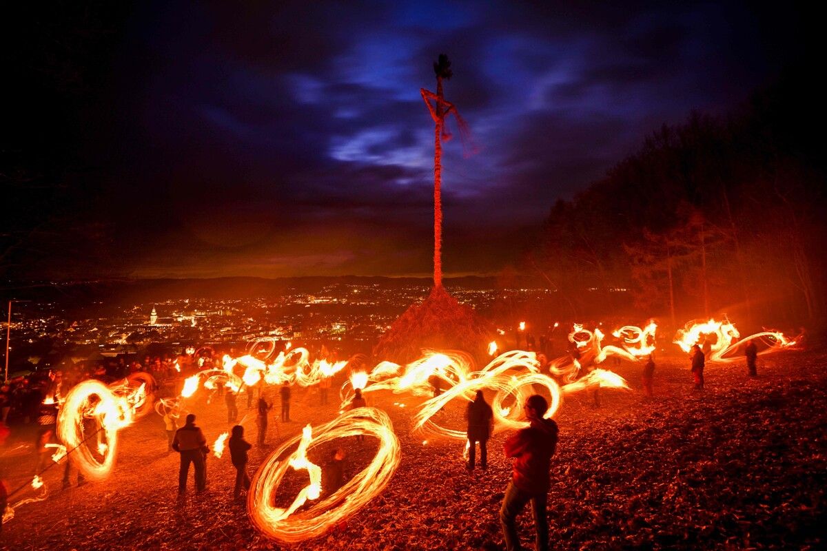 In Attendorn in Deutschland brennen auf vier Hügeln rund um die Stadt traditionelle Osterfeuer mit großen Holzkreuzen.
