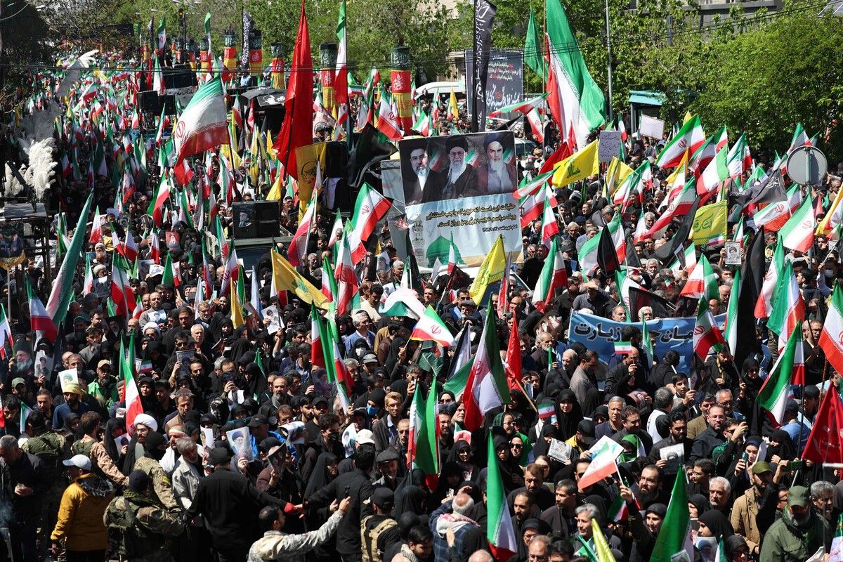 In der iranischen Hauptstadt Teheran haben sich Regierungsanhänger zu Trauerfeiern für den im Krieg getöteten obersten Führer Ayatollah Ali Chamenei versammelt. AFP (4); dpa