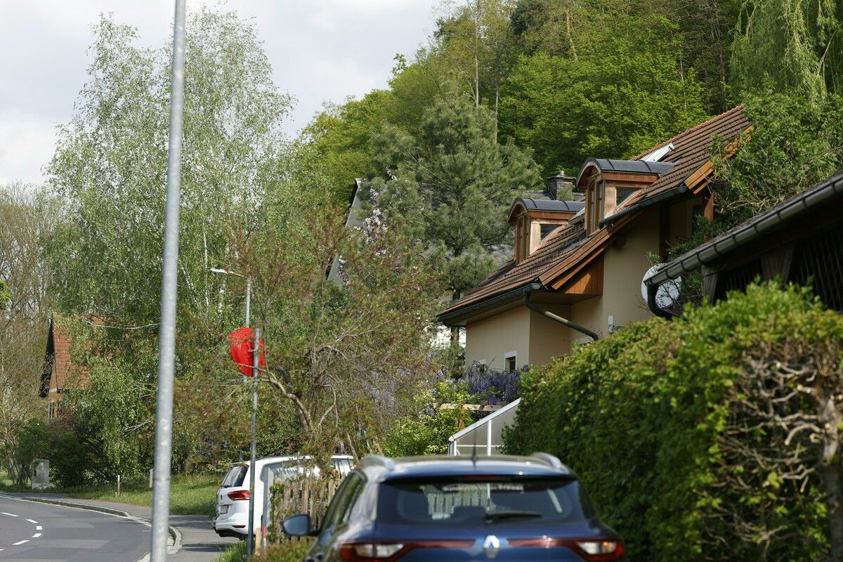 In diesem Wohnhaus soll ein 17-Jähriger ein Ehepaar mit einem Messer attackiert haben.⇒apa