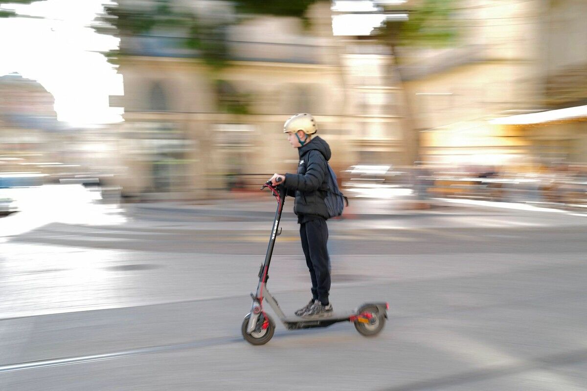 Ist ein E-Scooter ein Kraftfahrzeug? Eine Frage, die sogar das Gericht beschäftigte. Mit 1. Mai ist es gesetzlich einem E-Bike ähnlich – inklusive Helmpflicht bis 14 Jahre und baulichen Vorgaben wie Blinker und Beleuchtung.⇒AFP