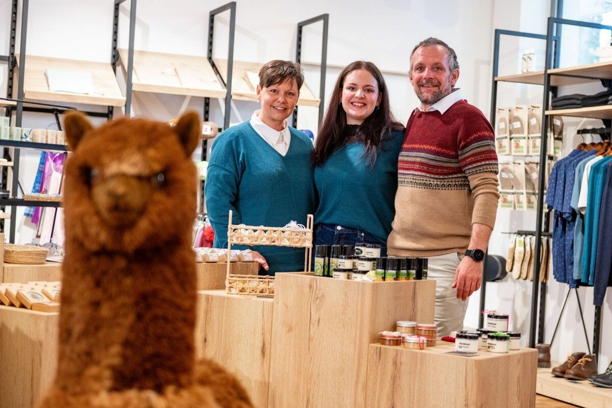 Jasmine, Davinia und Stefan Matt kümmern sich gemeinsam um den Familienbetrieb „Hoamat G’fühl Alpakas“. Am Samstag wird das neue Geschäft eröffnet.