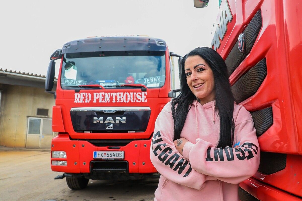 Jenny Homann mit ihrem Müllwagen „Red Penthouse“.⇒vn/steurer (3)