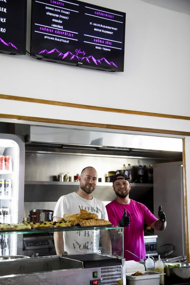 Jeremy Auer (l.) und Alexander Pezold (r.) brachten mit ihrem Lokal Kässpätzle nach Wien.⇒