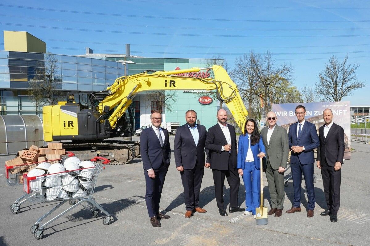 Jetzt ist es auch offiziell: Politiker aus Stadt und Land freuen sich mit dem Messepark-Team (Mitte), dass das Großprojekt nun umgesetzt wird. ⇒VLK