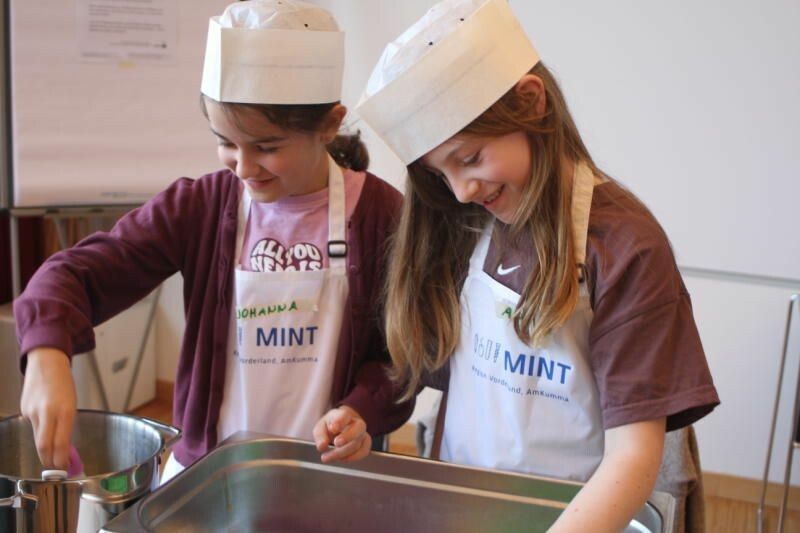 Johanna und Anna hatten bei der Herstellung der eigenen Gummibärchen eine Menge Spaß.⇒Thomas Knobel (5)