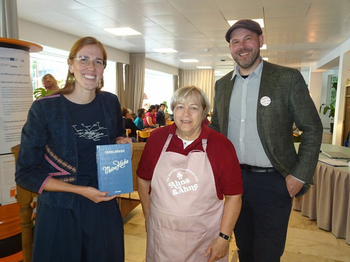 Julia Beck, Bärbel Gantner vom Verein Ahna & Ähne und Marcus Naumann begrüßten am Premierentag bereits zahlreiche Gäste zum Erzählcafé. ⇒Carmen Thurnher (3)