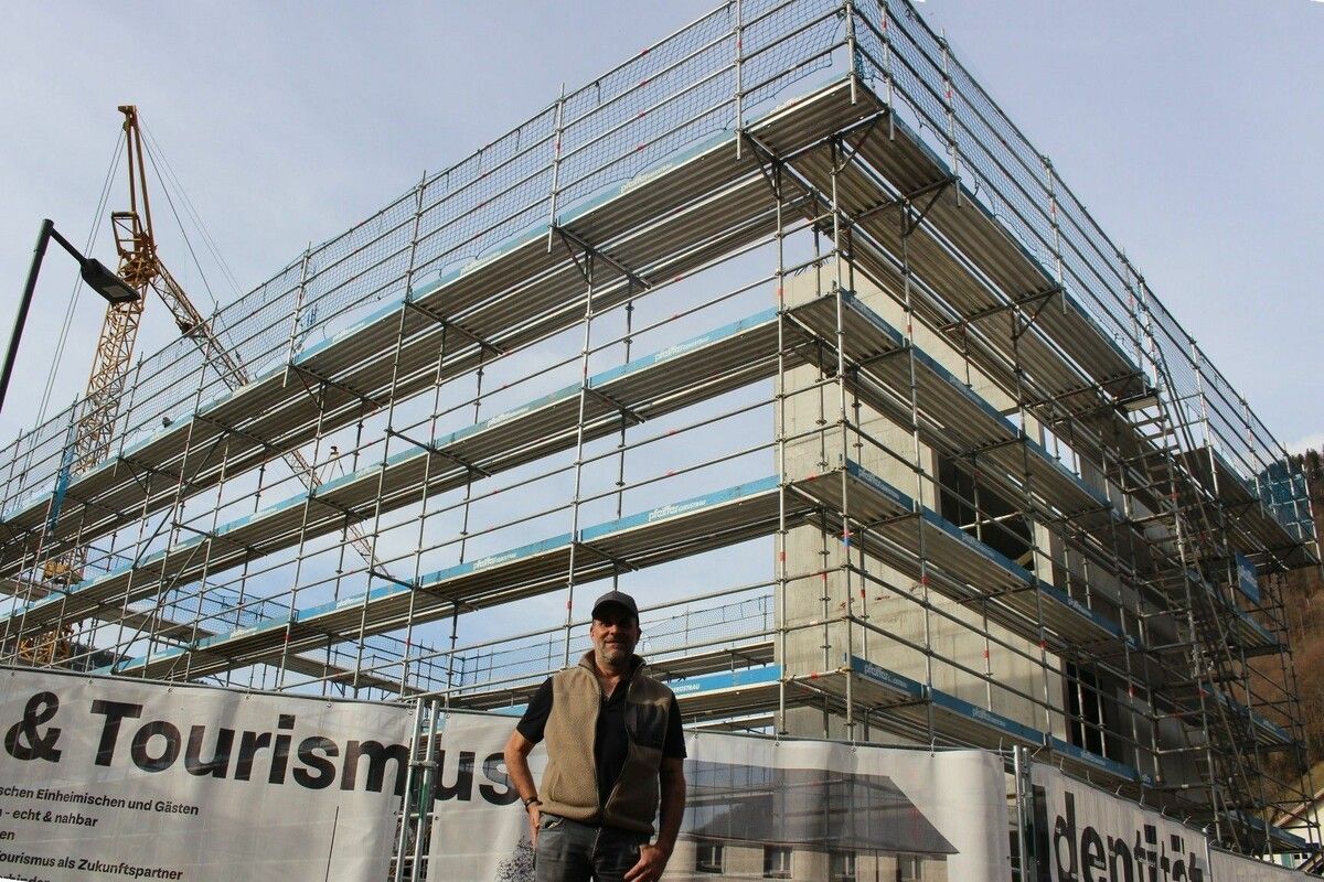 Juniorchef Renato Huber erläutert das Projekt Gemeindehaus Mellau, für das er dieser Tage mit der Aufrichte der Holzkonstruktion begonnen hat. ⇒stp (3)