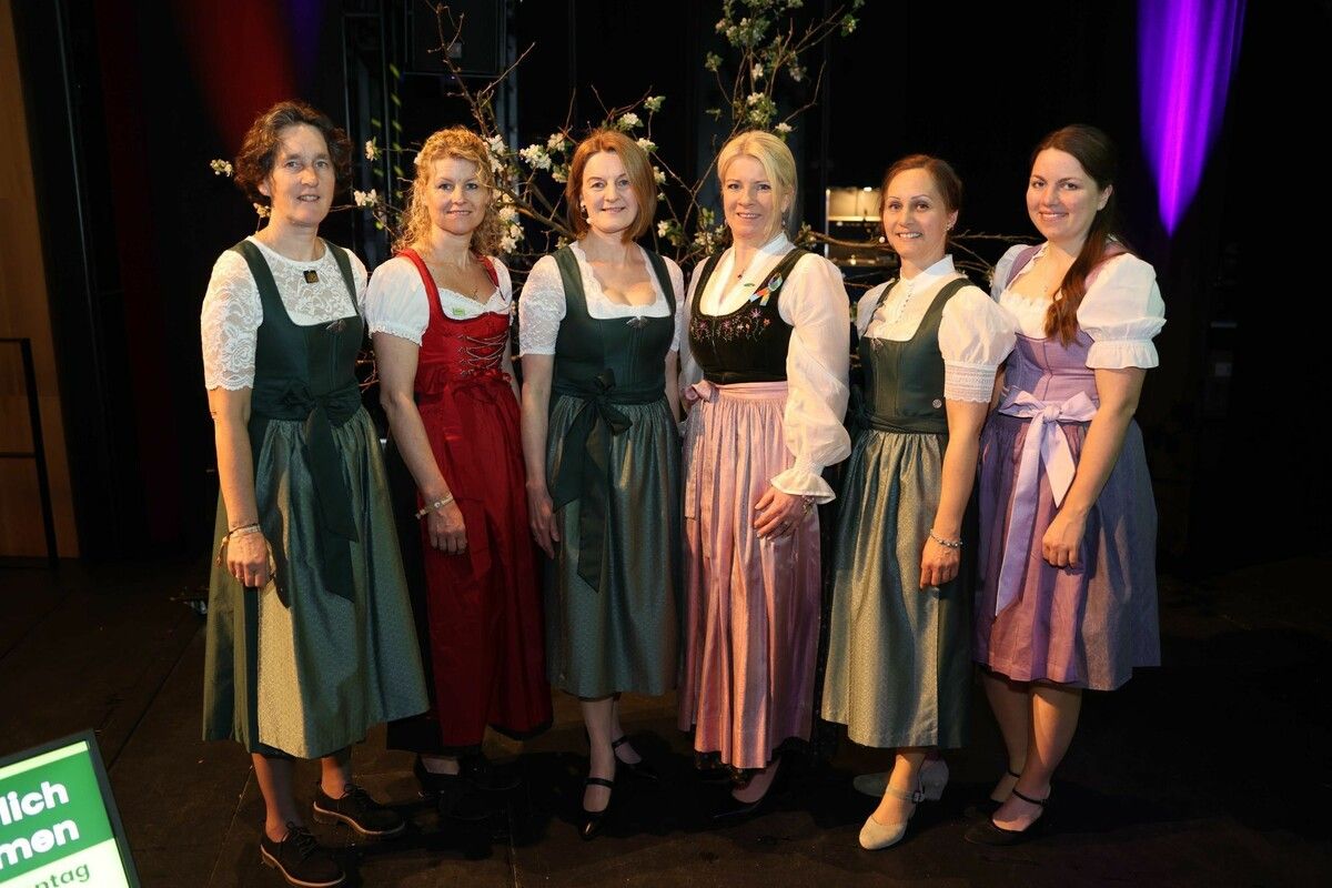 Jutta Maißen (Landesbäuerin-Stv.), Daniela Bertsch (Gebietsbäuerin Innerland), Daniela Keßler-Kirchmayr (GF Bäuerinnenorganisation), Bundesbäuerin Irene Hartberger-Neumann, Landesbäuerin Esther Bitschnau und Theresa Blank (Ländliches Fortbildungsinstitut).⇒Arno Meusburger