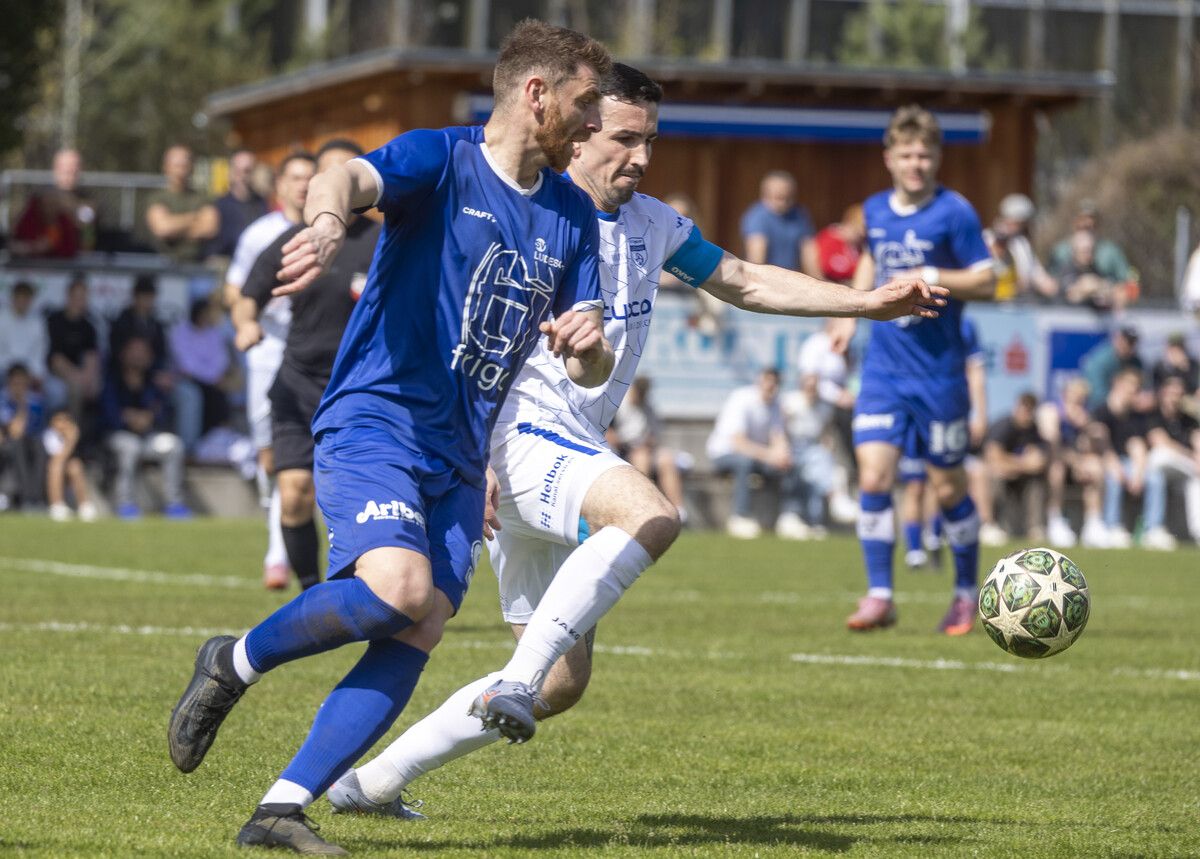 Kapitän Robin Lhotzky (weißes Trikot) und der SV Lochau nahmen verdient drei Punkte aus Ludesch mit. ⇒VN/Paulitsch
