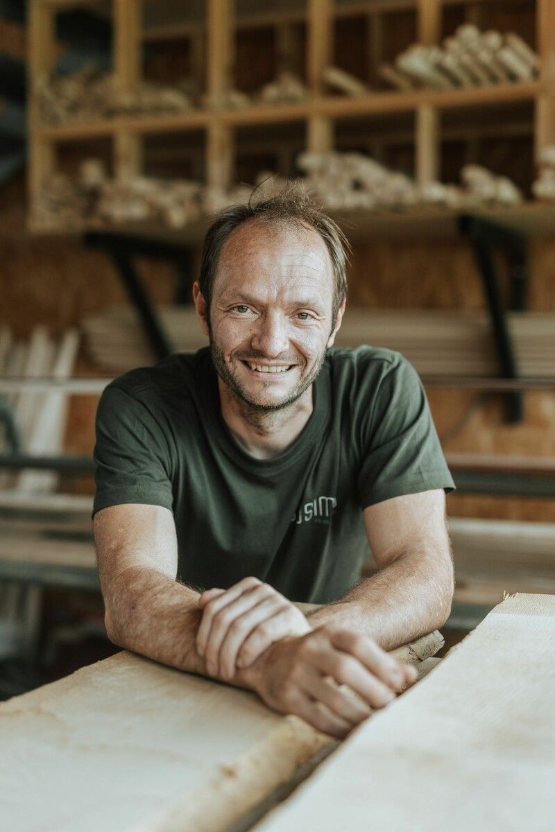 Karlheinz Eberle ist seit zwölf Jahren selbstständiger Tischler und setzt in seinem Betrieb auf Teamwork und angenehme Arbeitsbedingungen. ⇒Dominic Kummer