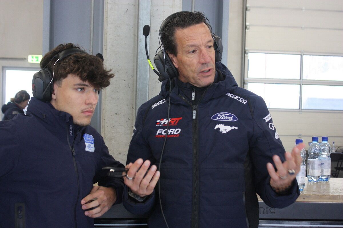 Kiano Blum lauscht aufmerksam den Tipps seines Mentors Manuel Reuter.⇒HRT