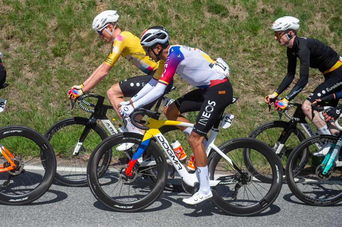 Kilian Feurstein fährt neben Tour-de-France-Sieger Egan Bernal.⇒Stiehl