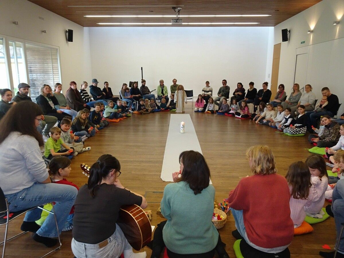 Kinder erlebten den Gründonnerstag in der Pfarre Bruder Klaus in einfachen Ritualen.⇒Carmen Thurnher (3)