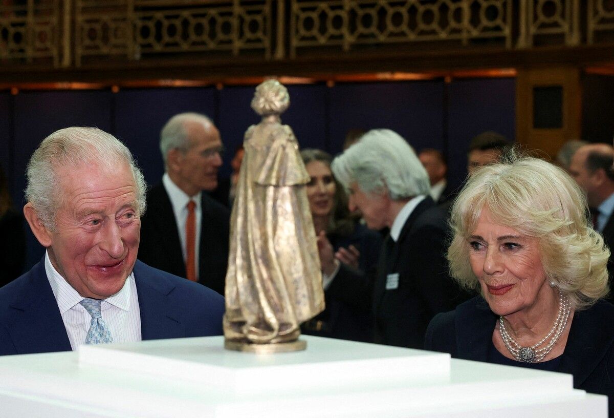 König Charles III. und Königin Camilla betrachten im British Museum ein Modell für das Denkmal zu Ehren von Queen Elizabeth II. an ihrem 100. Geburtstag. AFP (5)