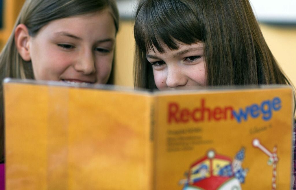 Komplexe Leseübungen sind auch im Mathematikunterricht wichtig, sagt Bildungsexpertin Simone Naphegyi. ⇒DPA