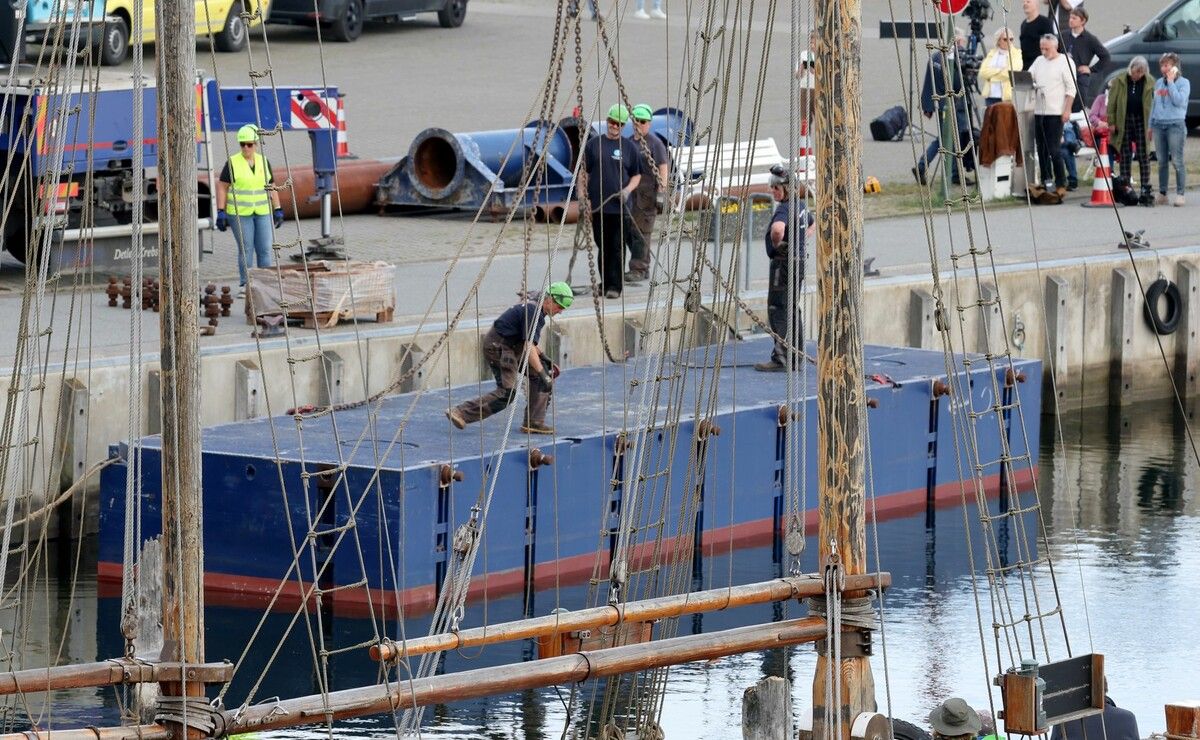 Kräne setzen Pontonteile für die Rettung des gestrandeten Buckelwals ins Wasser.⇒apa