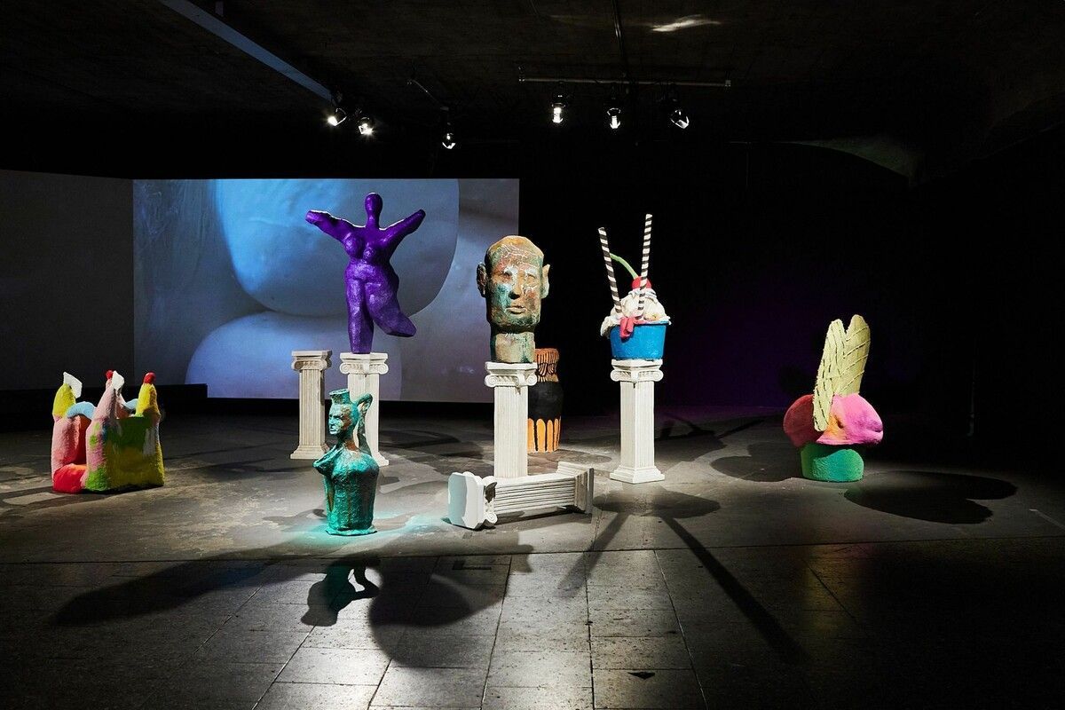 Kristina Schmidt verwandelt die Kunstraum Remise in ein spielerisches Labor zwischen Kunstgeschichte, Selbstbild und Pappmaché. ⇒Barbara Hartmann