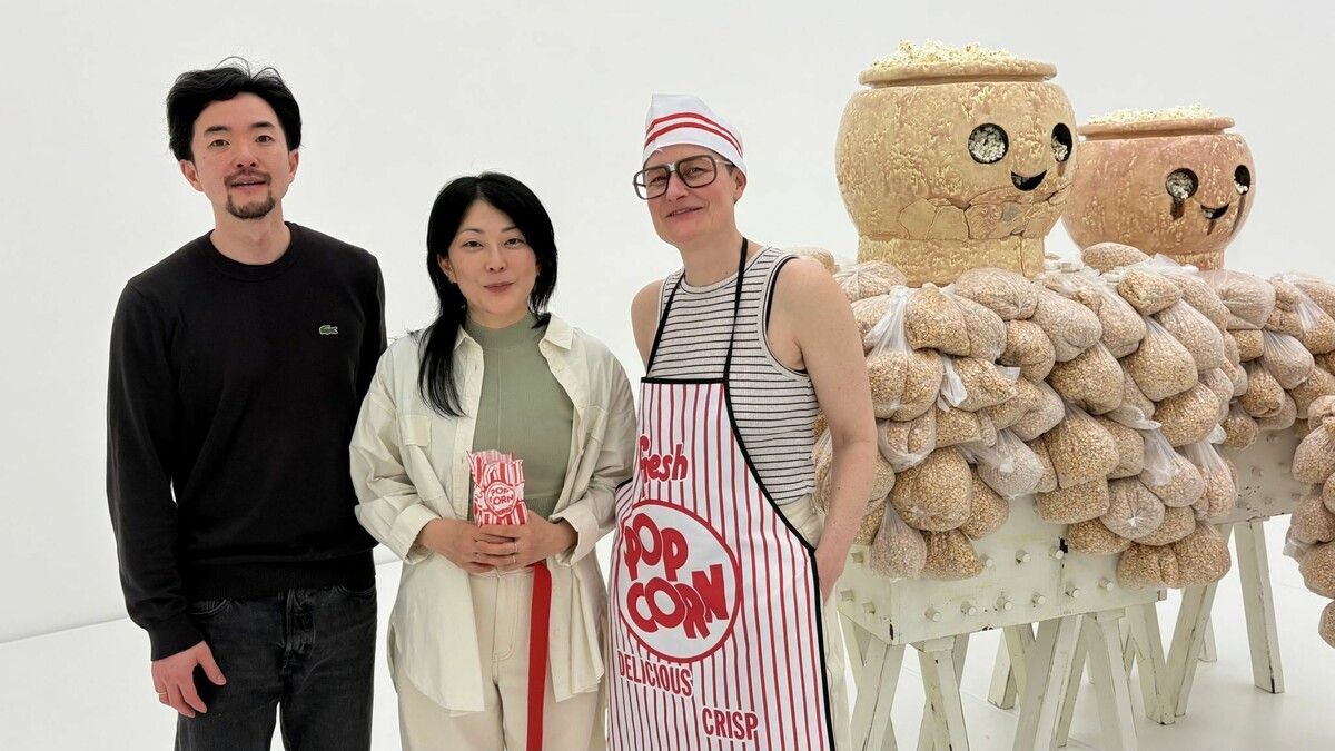 Künstlerin Mari Iwamoto (M.) mit ihrem Mann sowie Künstlerin und Kuratorin Christine Lederer vor der größten der ausgestellten Arbeiten. ⇒Gerhard Scopoli 