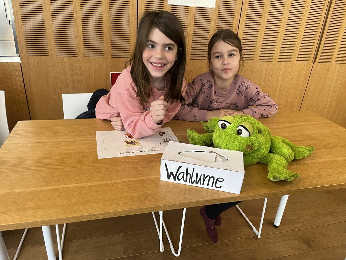 Laura und Mathea fungierten bei der Dschungelwahl als Wahlhelferinnen für Maskottchen Paul, das als Wahlleiter den Überblick behielt.⇒ Cth (3)