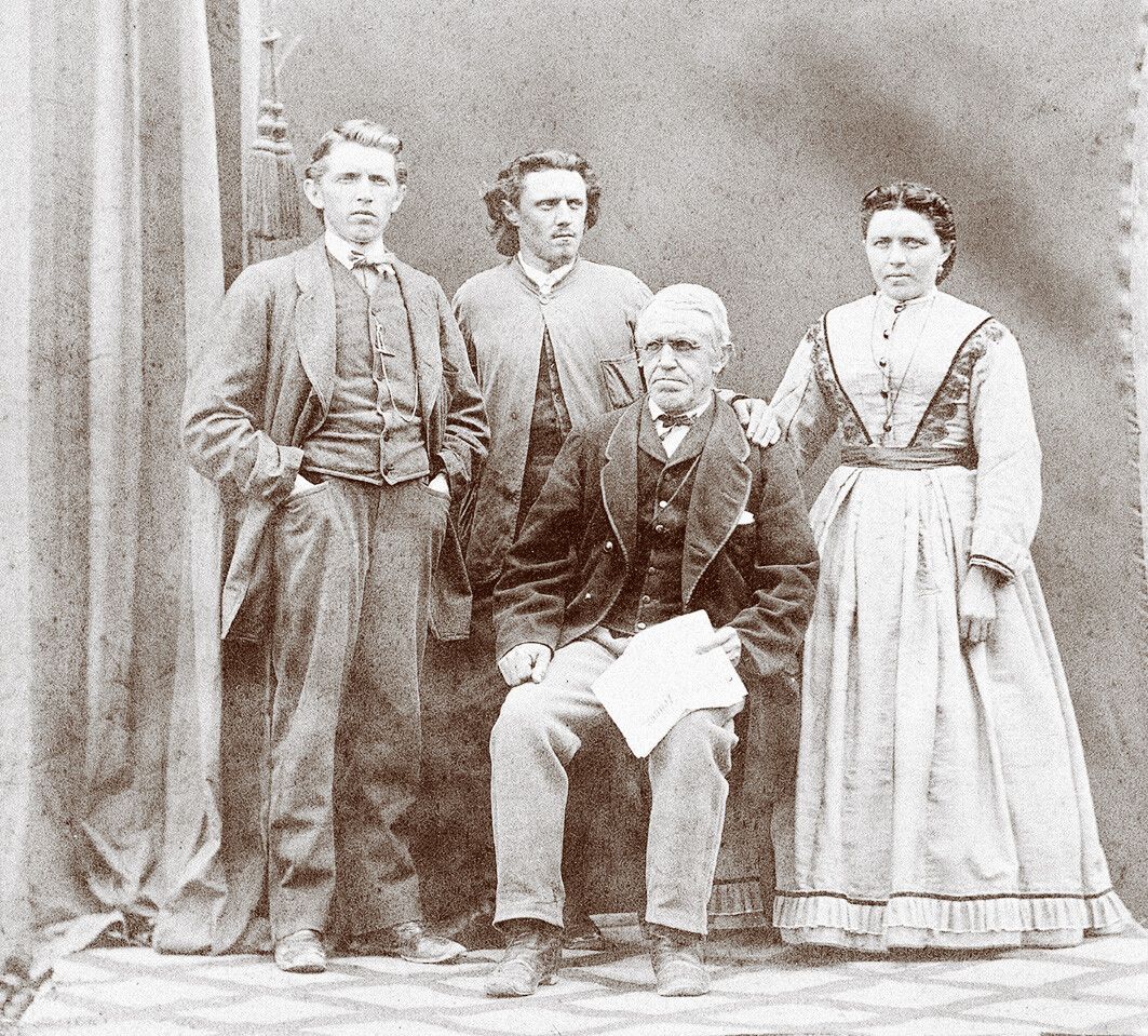 Lehrer Hans Berchtold mit seinen erwachsenen Kindern (v.l.):Josef (Wirt, Bürgermeister und Organist), Johann (Wirt und Kunstmaler), Ursula ( verh. Loacker, Adlerwirtin). Wolfgang Berchtold (2)