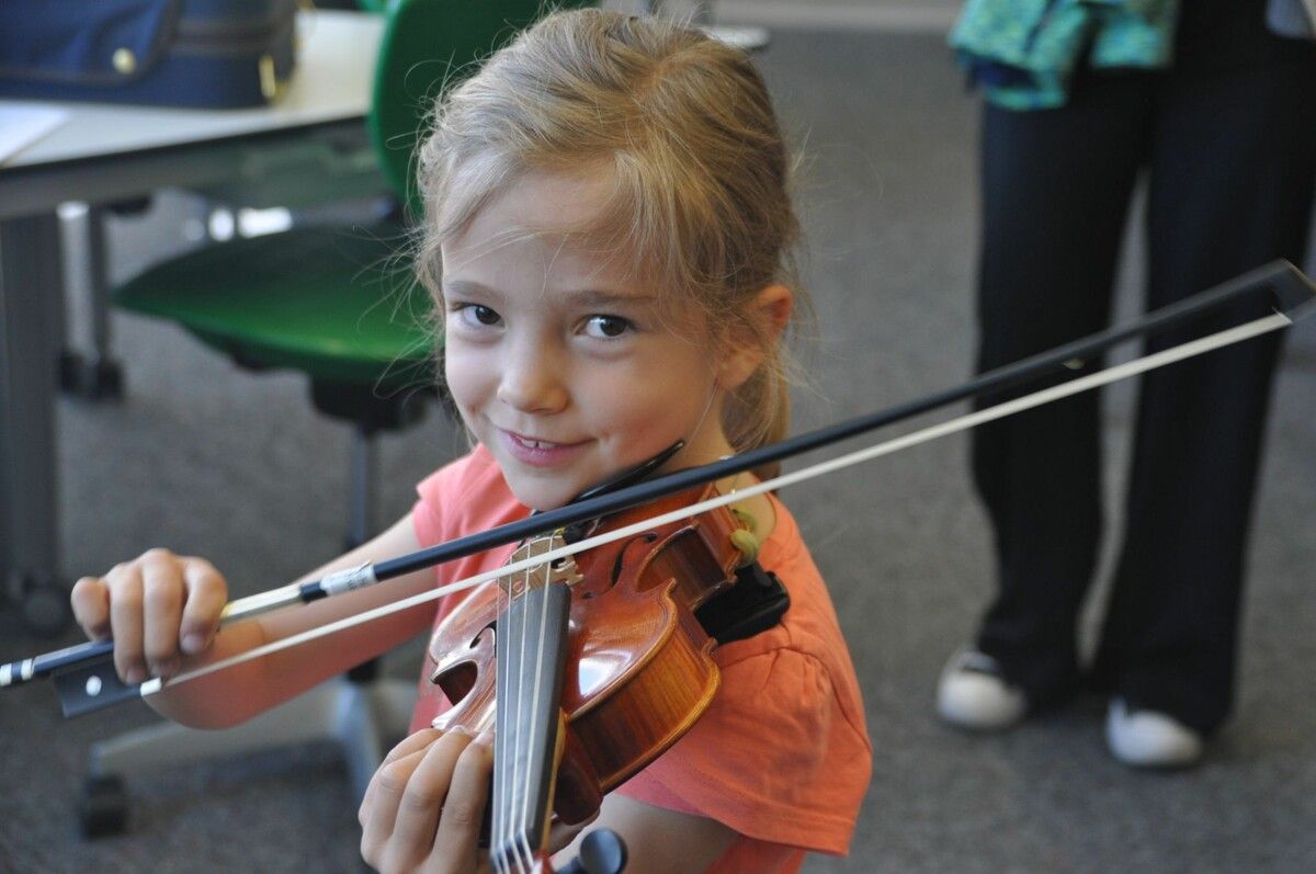 Linda (7) war von der Violine fasziniert. ⇒HAB (2)