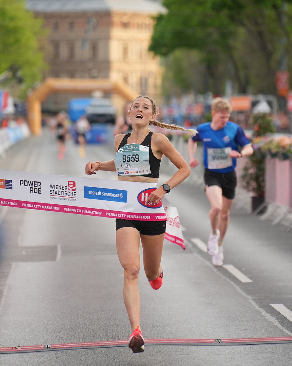 Lisa Redlinger beim Zieleinlauf vor dem Wiener Burgtheater. ⇒VCM