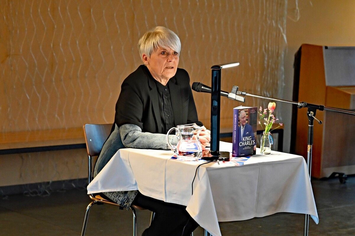 Lisbeth Bischoff zog das Publikum in der Bücherei Rohrbach mit ihren royalen Anekdoten in den Bann.⇒lcf (3)
