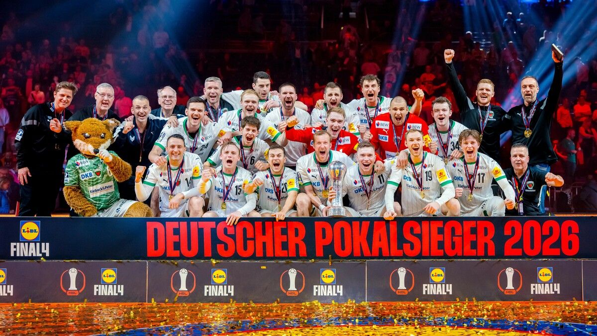 Lukas Herburger (hintere Reihe 3. v. r.) und die Füchse Berlin nach dem Erfolg im Pokal-Finale.⇒DAIKIN HBL