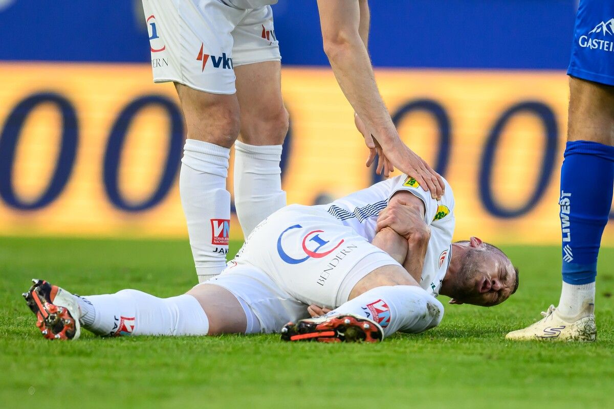 Lukas Jäger schmerzverzerrten Blickes am Boden, ein Bild mit Symbolcharakter. Denn die Niederlagen der drei Ländle-Clubs schmerzten, jede auf ihre Art.⇒gepa