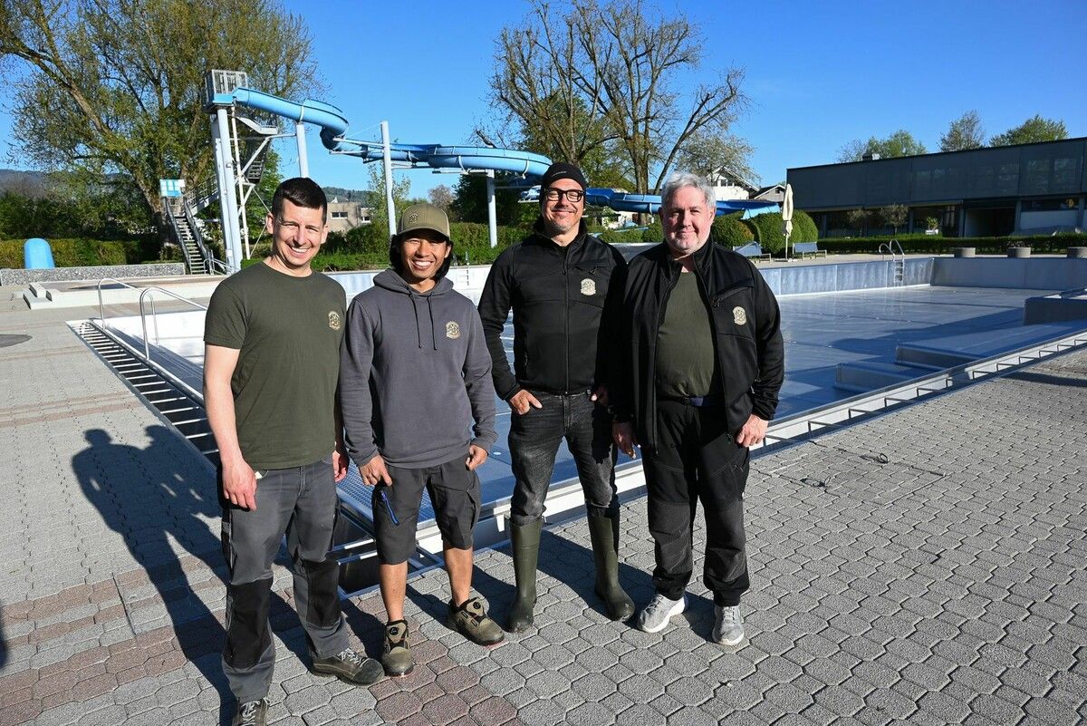 Lustenaus Bademeister sind bereit für die kommende Badesaison. Seit Freitagfrüh werden die Becken gefüllt. Tobias, Ari, Hanno und Gerd haben in den kommenden Tagen alle Hände voll zu tun. ⇒bvs (3)