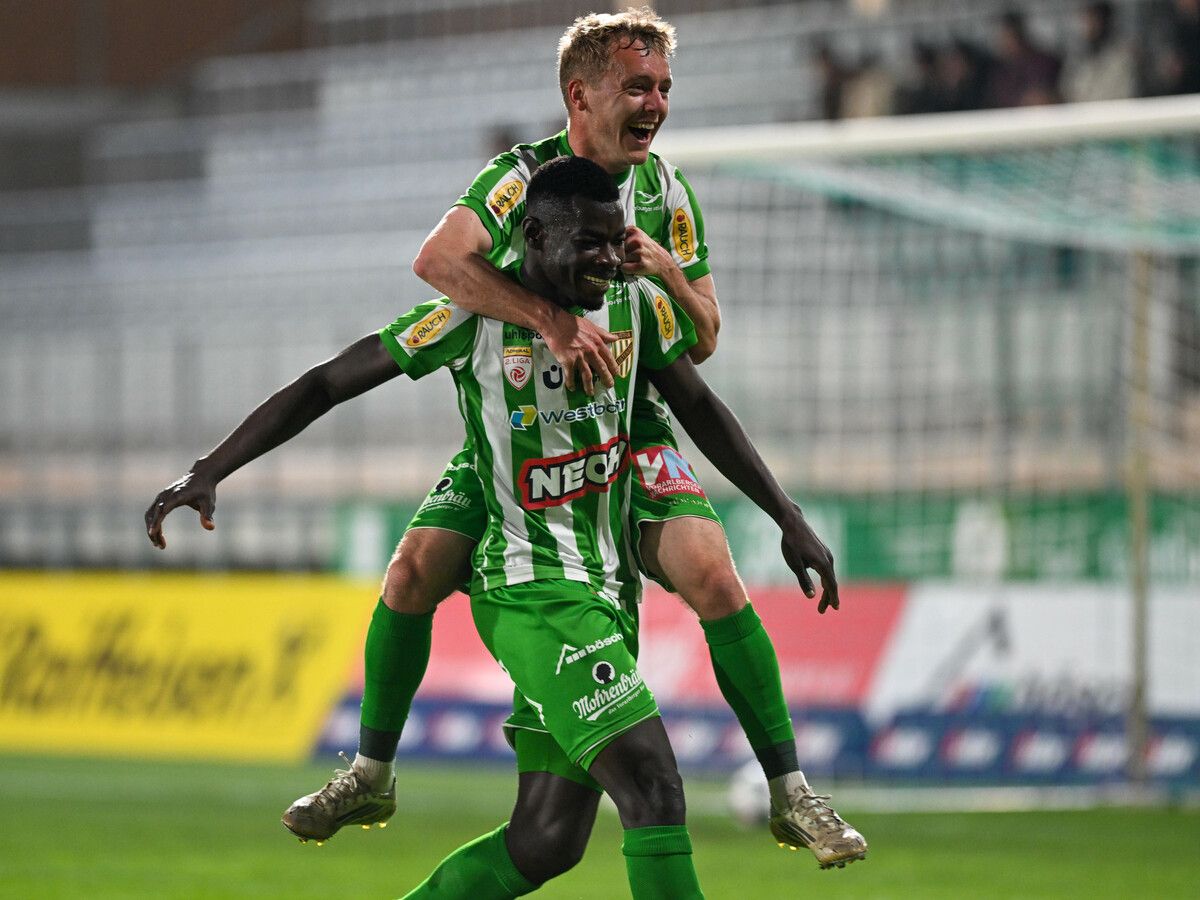 Mame Wade jubelt mit Vorlagengeber Fabian Gmeiner über das zwischenzeitliche 1:0 für die Austria im Spitzenspiel gegen SKN St. Pölten. ⇒gepa