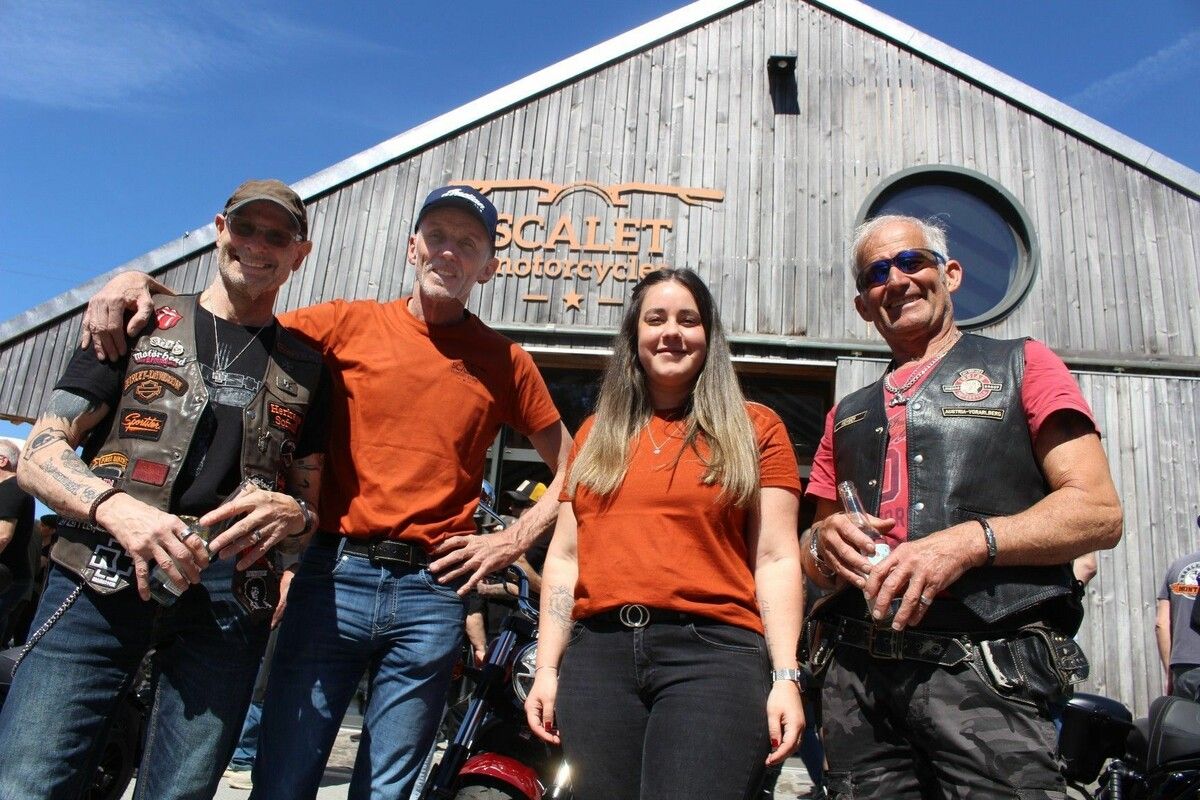 Manfred Scalet und Isabella Ritlop mit zwei weitgereisten Gästen – Egon aus Südtirol und Peter aus dem Burgenland.⇒stp (3)