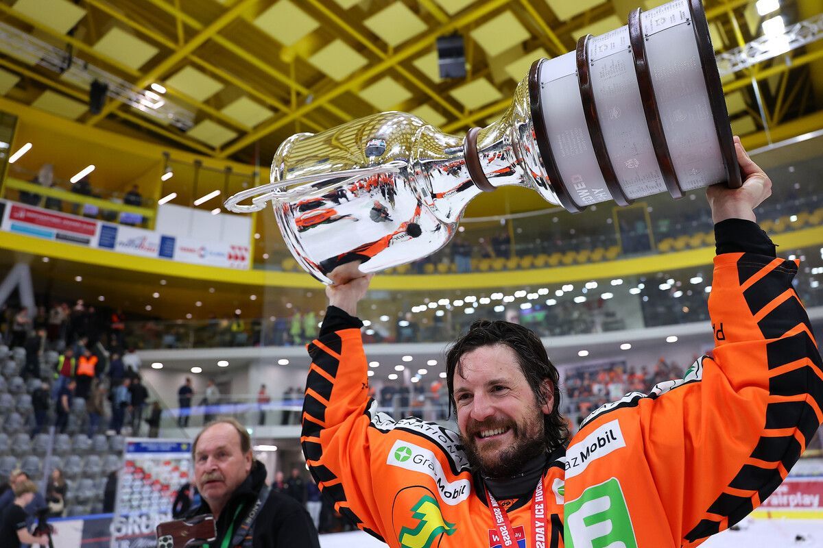 Manuel Ganahl stemmt den Meisterpokal in der ICE Hockey League mit den Graz 99ers. Lenz Moosbrugger (o.) traf im vierten Finalspiel bei Pustertal, Kilian Zündel jubelt über seinen zweiten Titel seiner Karriere.⇒gepA