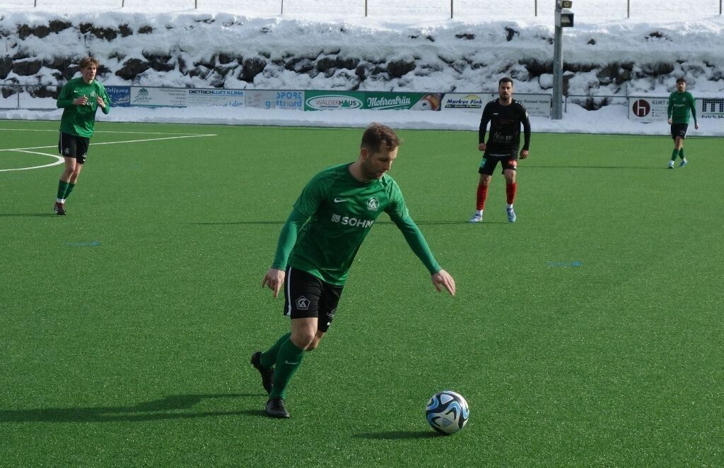 Marcel Kür und Tobias Bitschnau (li.) organisierten die Alberschwender Defensive mustergültig.⇒Sigbert Halder
