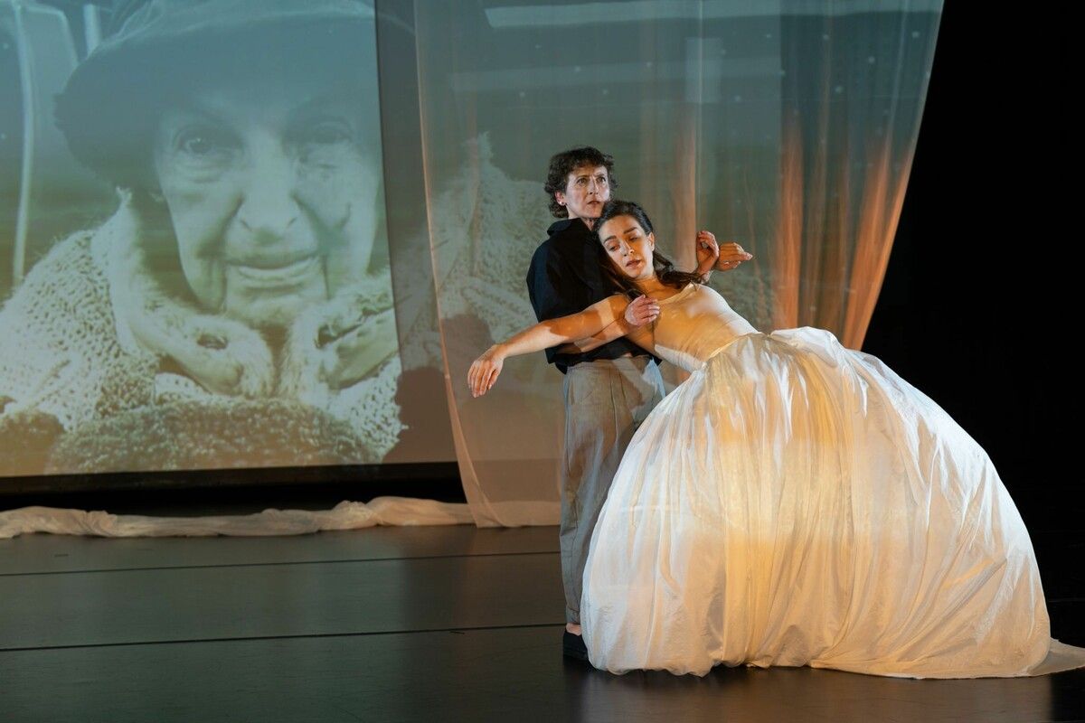 „Maria“ ist ein poetisch-heiteres Stück über Pflege, Hingabe, Liebe und Tod.⇒sarah mistura