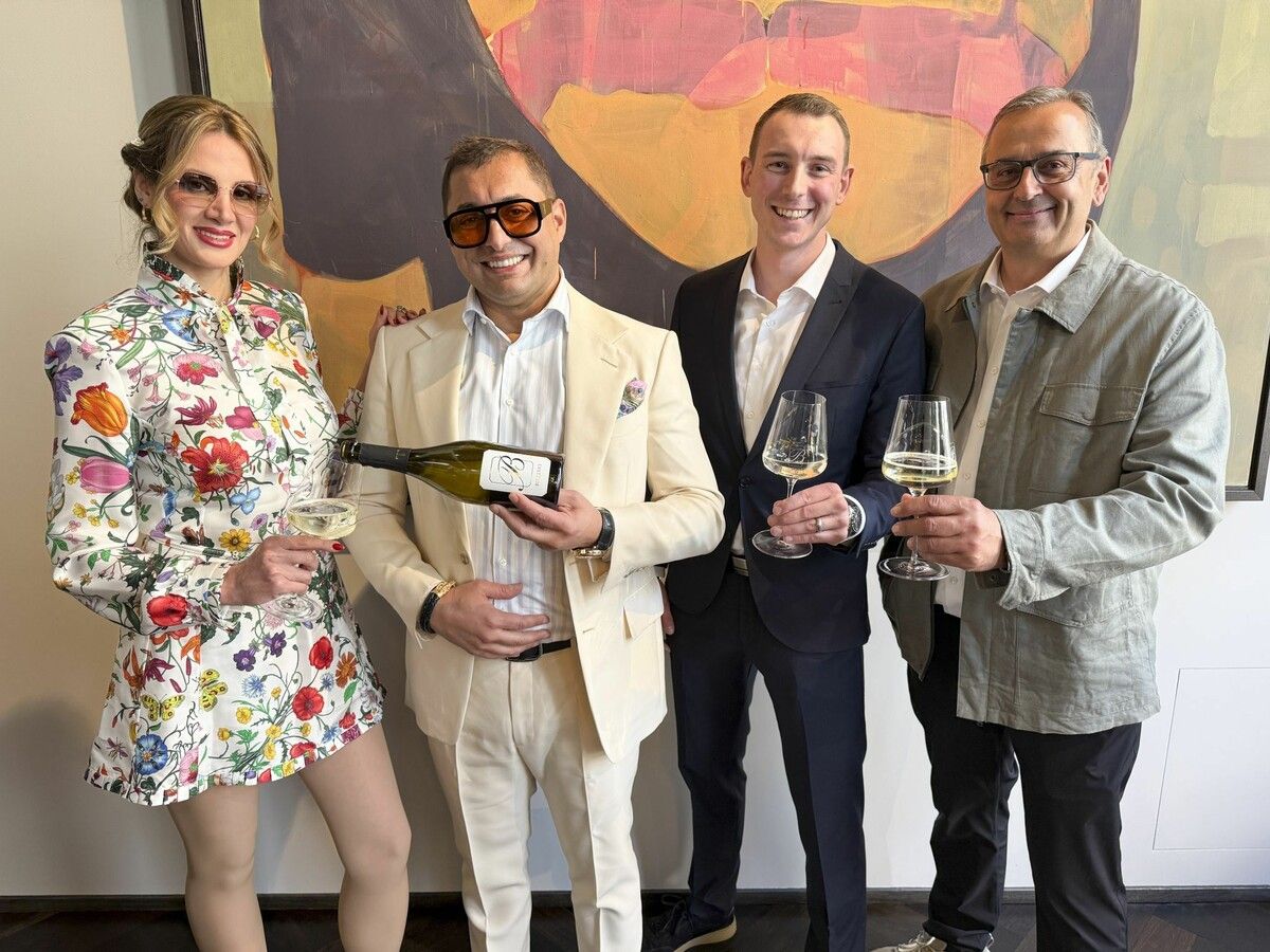 Maria Mohammadi, Eigner Michael Mirko Dumitraskovic, GF Daniel Larcher und Gastro-Berater Michl Salzgeber begrüßten die Gäste.⇒König