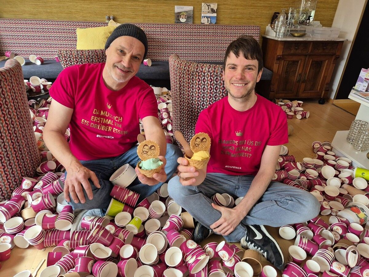 Mario Frank und Michael Tscholl von „D‘Eisprinza“ sagen den Einwegbechern den Kampf an. ⇒VN/JUN (3)