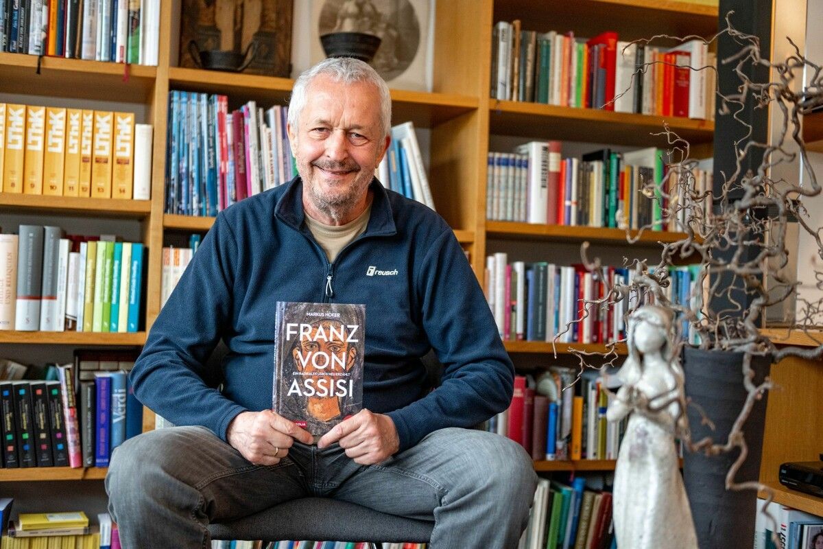 Markus Hofer präsentiert mit Freude sein neues Buch über Franziskus. ⇒VN/Rhomberg