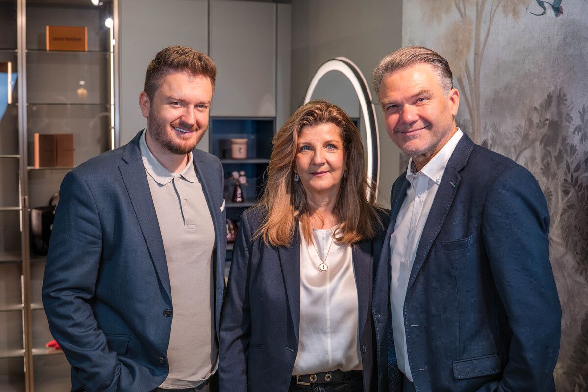 Martin Sinz zusammen mit Claudia und Christian Pinkelnig (v. l.).⇒FA