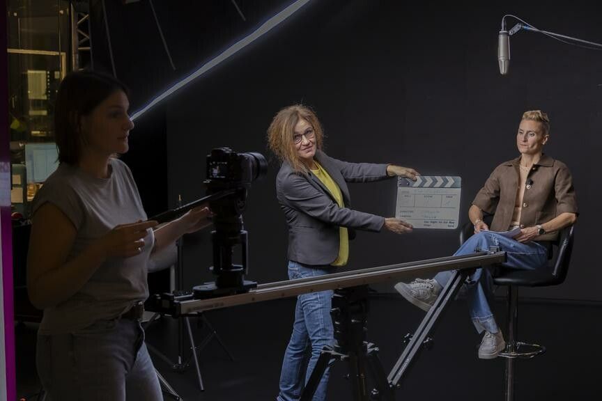 Maryna Liapina (li.) und Amanda Ruf (Mitte) beim Dreh mit Skispringerin Eva Pinkelnig (re.).⇒VN/Roland Paulitsch