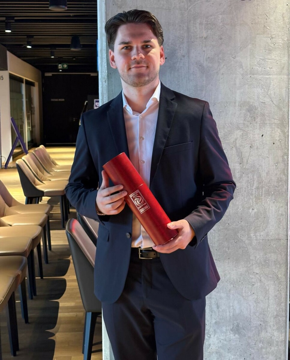 Maurice Mathis arbeitet beim Vorarlberger Fußballverband, während . . .