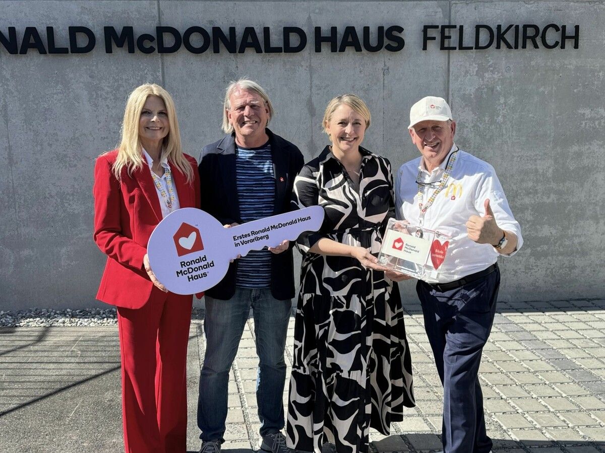 McDonald’s Franchisenehmer Loek Versluis (r.) mit Vorständin Karin Schmidt, Hausleiter Kurt Fercher und Vizebürgermeisterin Andrea Kerbleder bei der Eröffnung.⇒Sigrid Juen