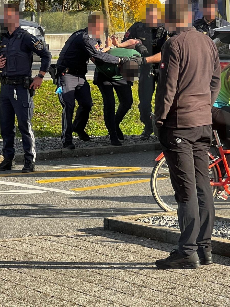 Mehrere Polizisten mussten den Mann überwältigen und festnehmen.⇒DOS (3)